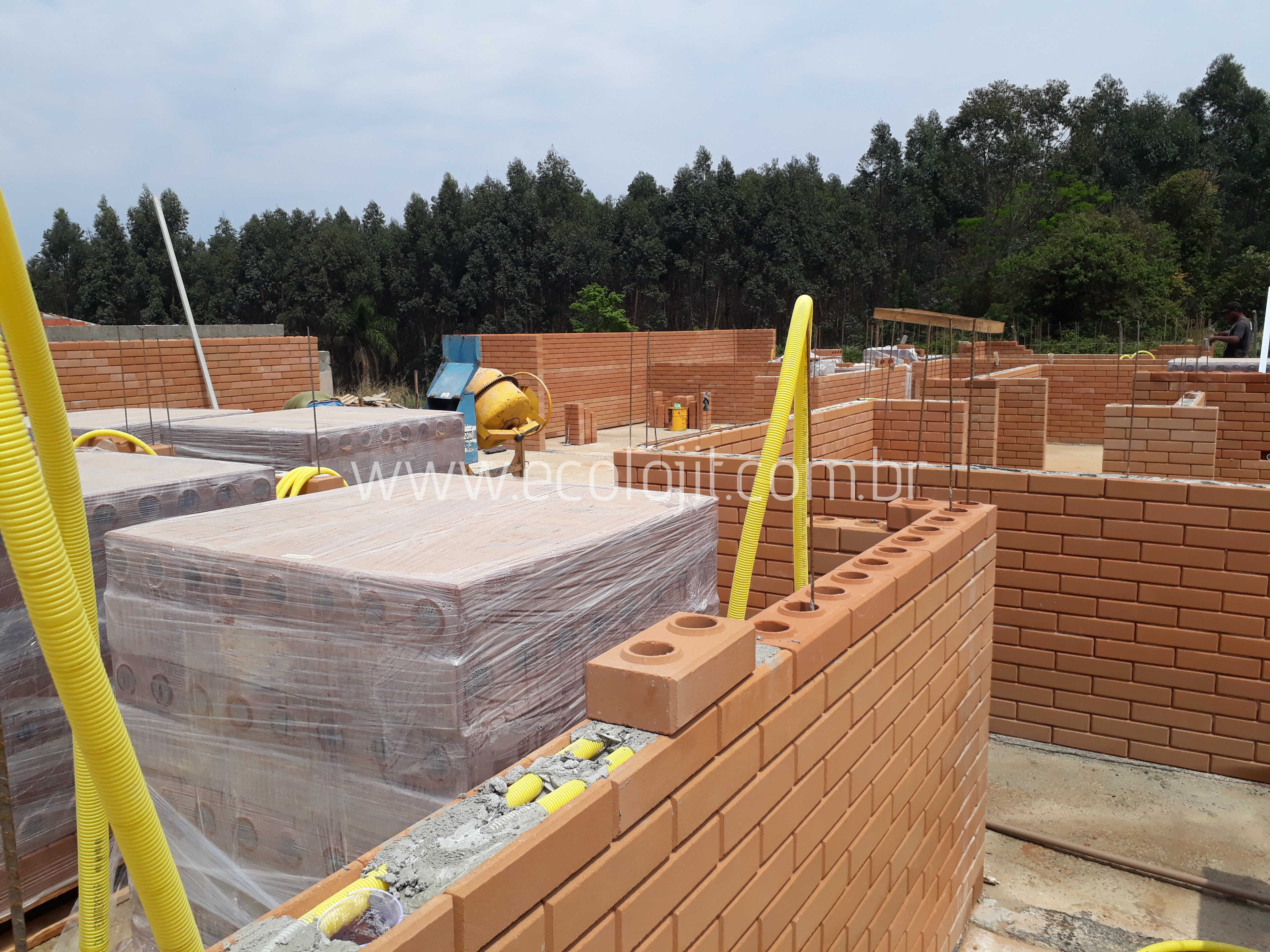 Tijolo Ecológico sendo utilizado para construção de uma residencia em São Paulo.