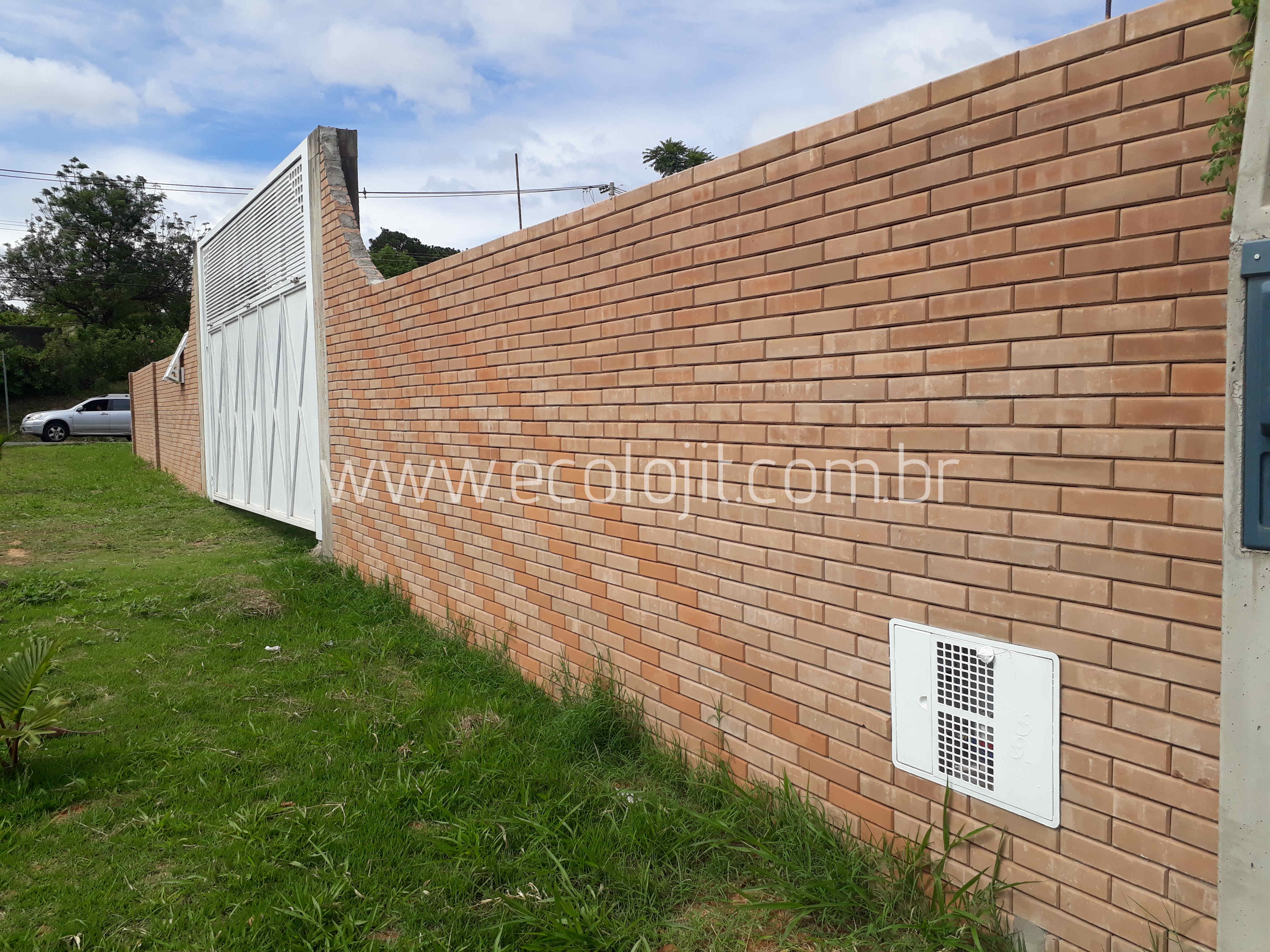 Muro e colunas edificadas com tijolo ecológico à base de solo e cimento.